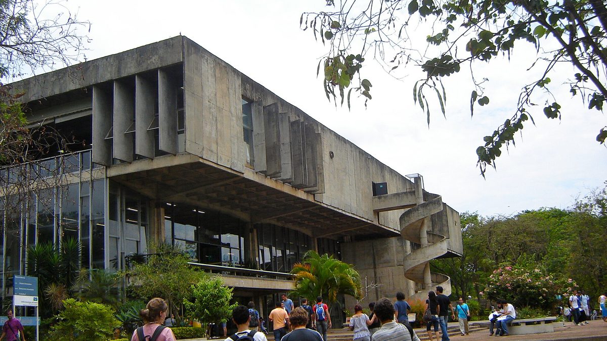 Estudantes caminham em frente ao restaurante universitário da UnB, em Brasília
