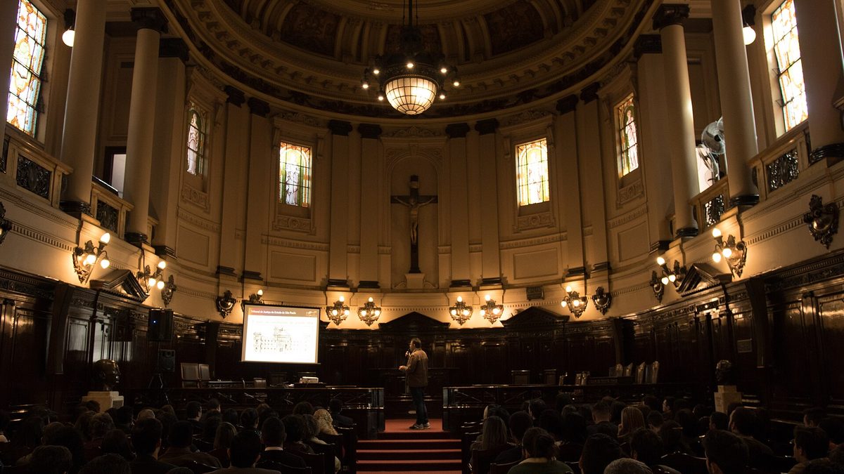 Salão com vitrais e crucifixo no Palácio da Justiça, sede do Tribunal de Justiça de São Paulo