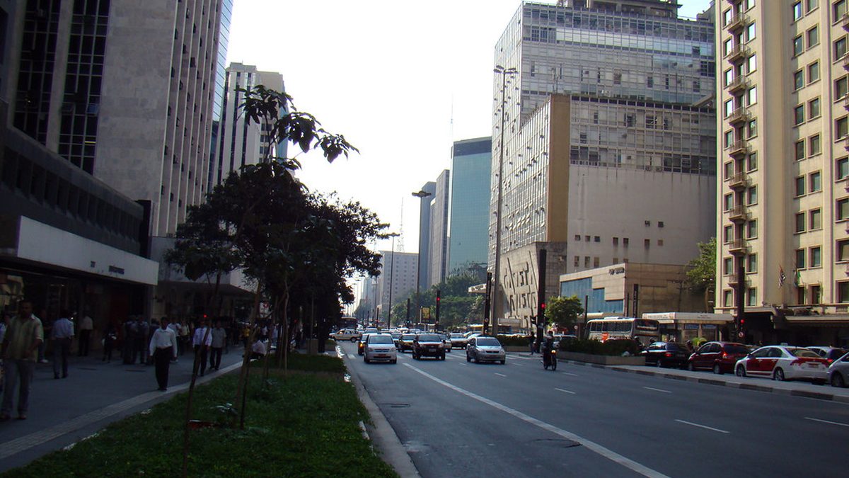 Prédios comerciais e trânsito na Avenida Paulista, em São Paulo