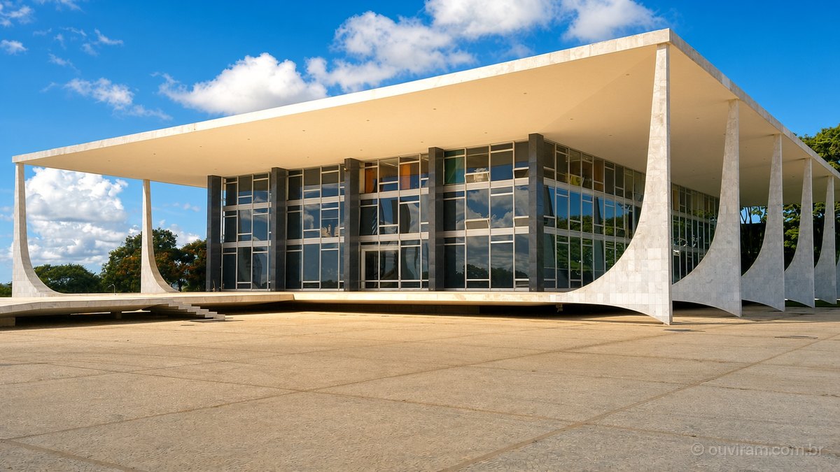 Prédio do Supremo Tribunal Federal com colunas de mármore branco ao sol, céu azul e árvores verdes, na Praça dos Três Poderes, em Brasília