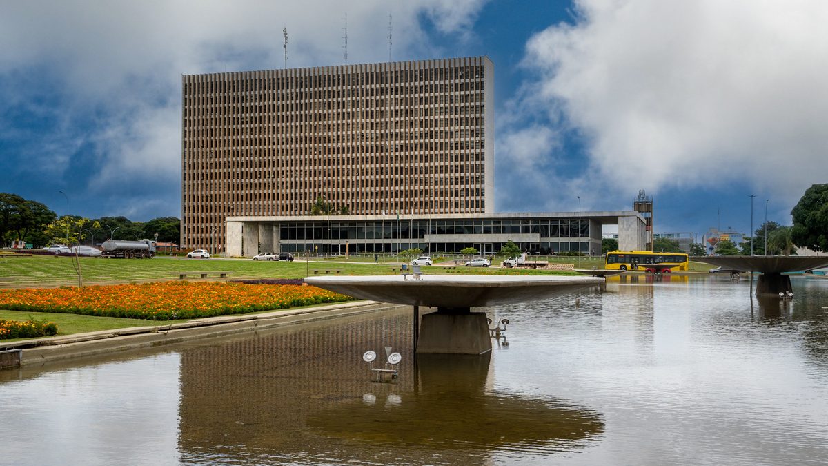 Palácio do Buriti e o prédio anexo, sede do governo do Distrito Federal, vistos do espelho d'água