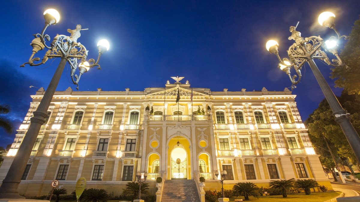 Fachada do Palácio Anchieta iluminada à noite, em Vitória