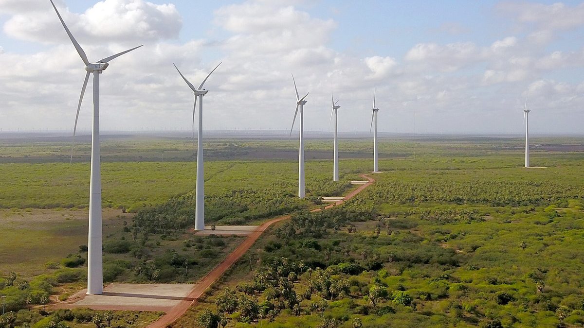 Aerogeradores do parque eólico Cutia em meio à caatinga, no litoral norte do Rio Grande do Norte