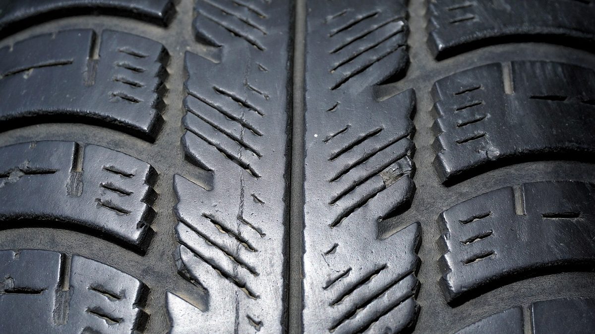Sulcos da banda de rodagem de um pneu de carro vistos de perto