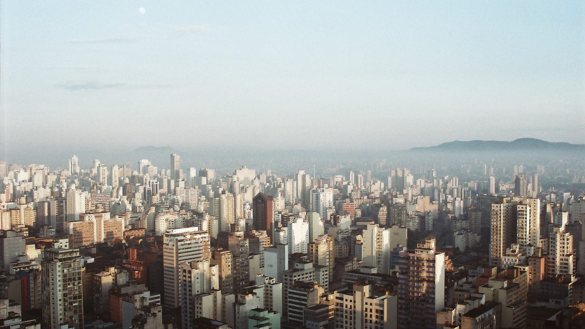 Mar de prédios de São Paulo visto do alto do Edifício Copan, com a serra ao fundo