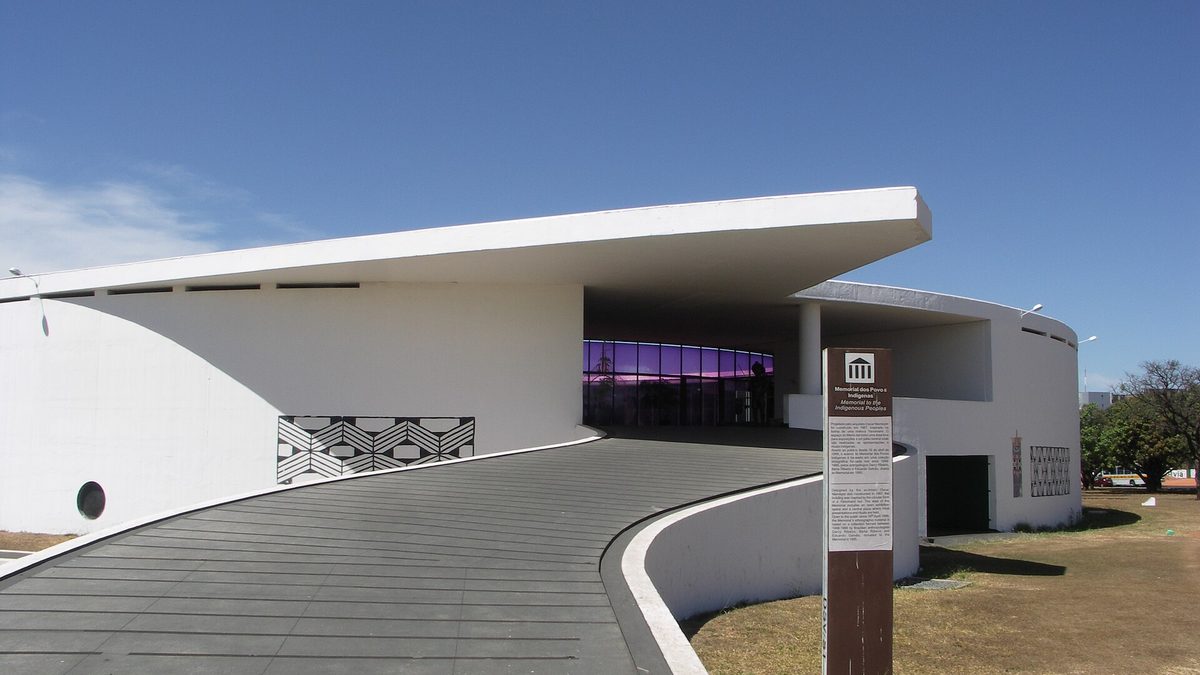 Prédio branco e curvo do Memorial dos Povos Indígenas, em Brasília