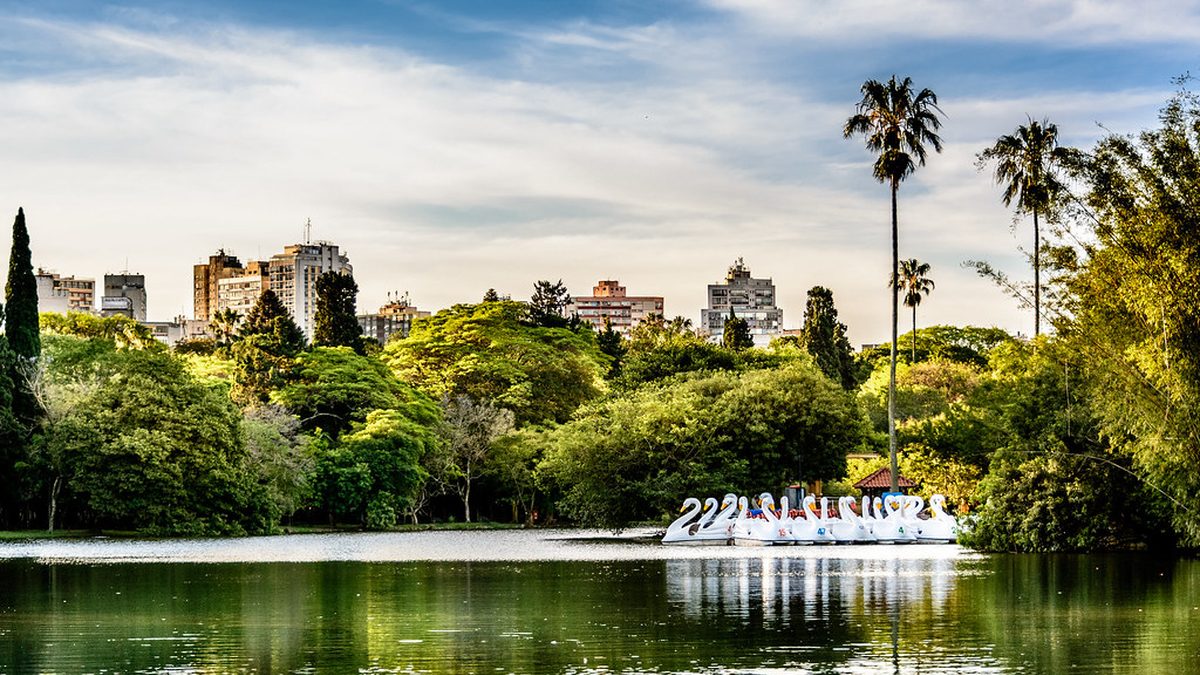 Pedalinhos em forma de cisne no lago do Parque Farroupilha, a Redenção, em Porto Alegre