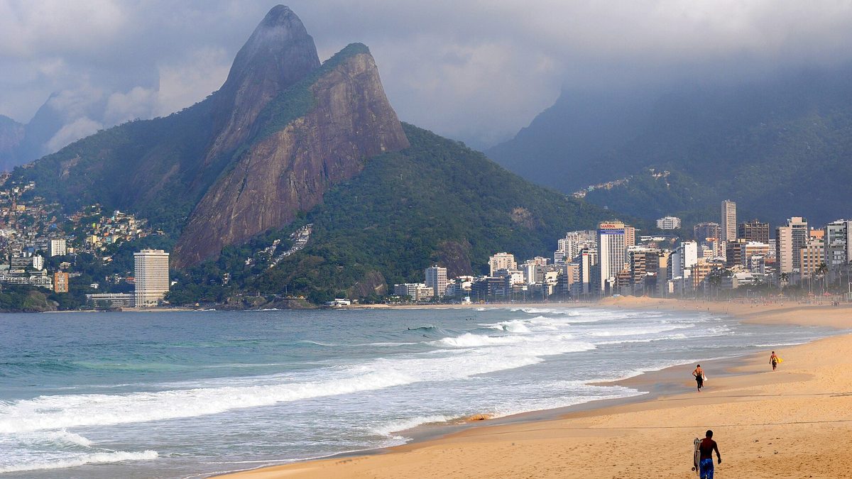 Praia de Ipanema com o Morro Dois Irmãos ao fundo, no Rio de Janeiro