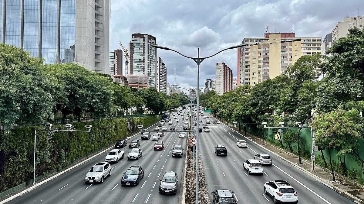 Carros na Avenida 23 de Maio sob céu nublado, em São Paulo