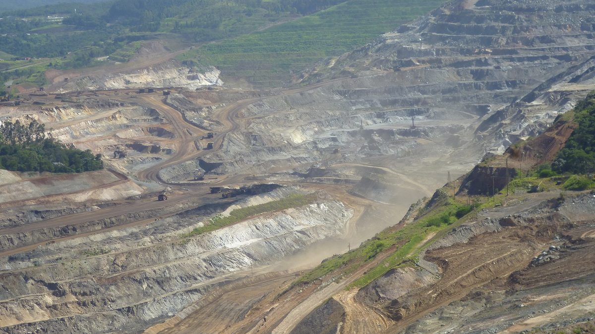 Cava de mina de minério de ferro a céu aberto em Itabira, Minas Gerais