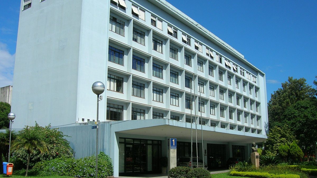 Prédio da Reitoria da PUCRS, universidade particular de Porto Alegre, sob céu azul