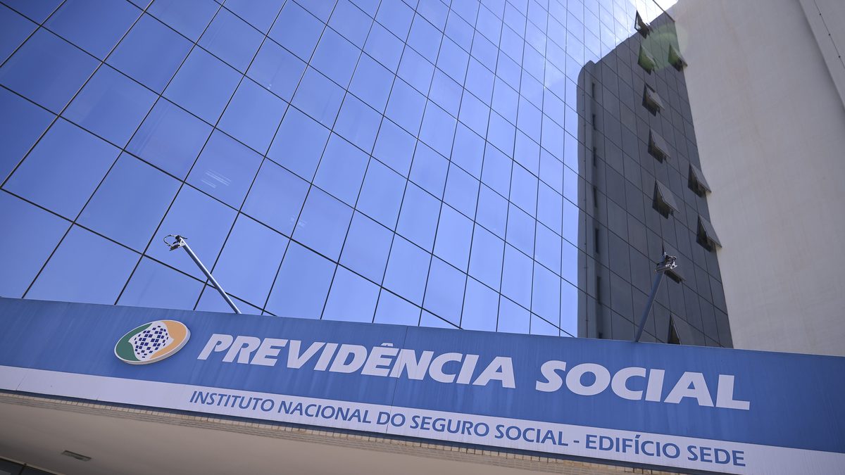 Letreiro da Previdência Social na fachada de vidro do edifício-sede do INSS, em Brasília