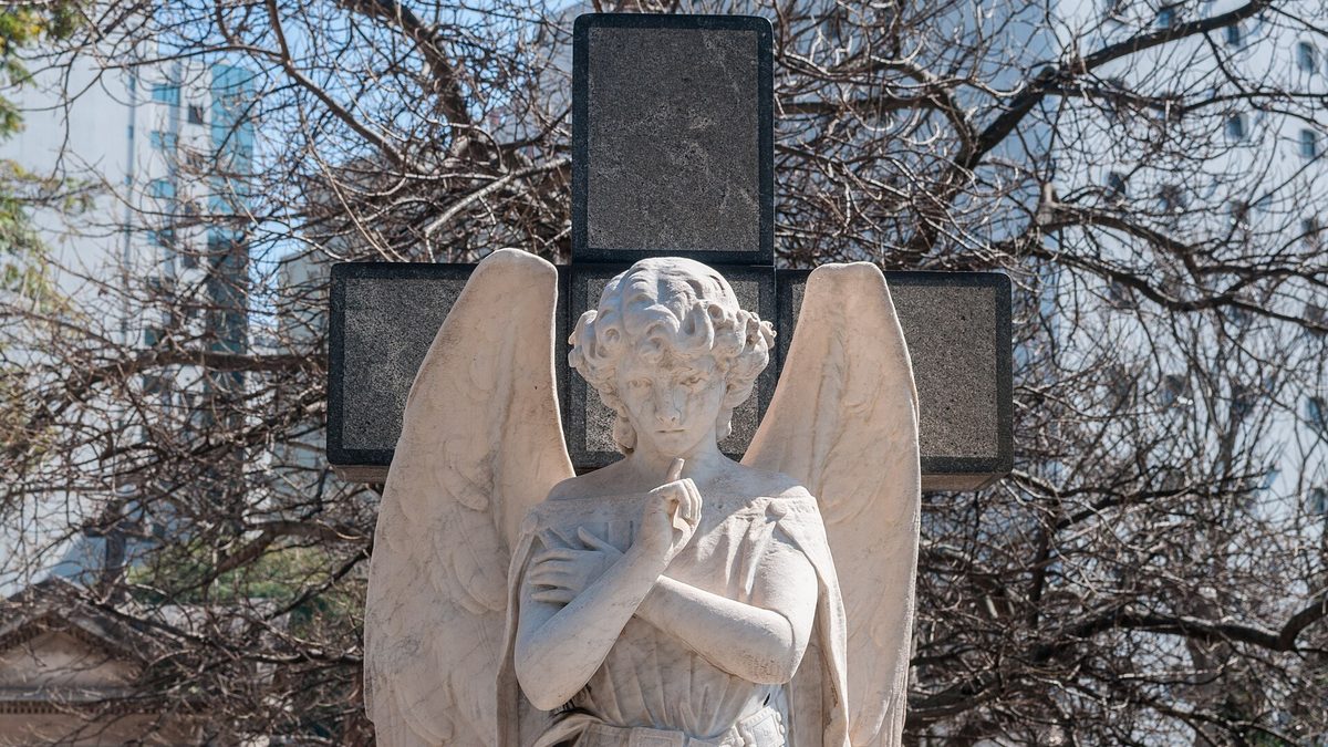 Escultura de anjo sobre túmulo no Cemitério da Consolação, em São Paulo