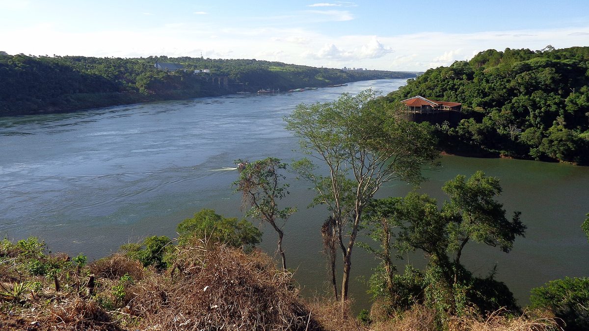 Encontro dos rios Iguaçu e Paraná, na tríplice fronteira entre Argentina, Brasil e Paraguai, cercado de mata