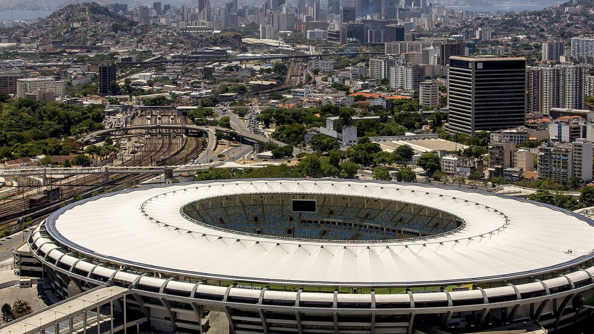 Vista aérea do Estádio do Maracanã e dos bairros da zona norte do Rio de Janeiro
