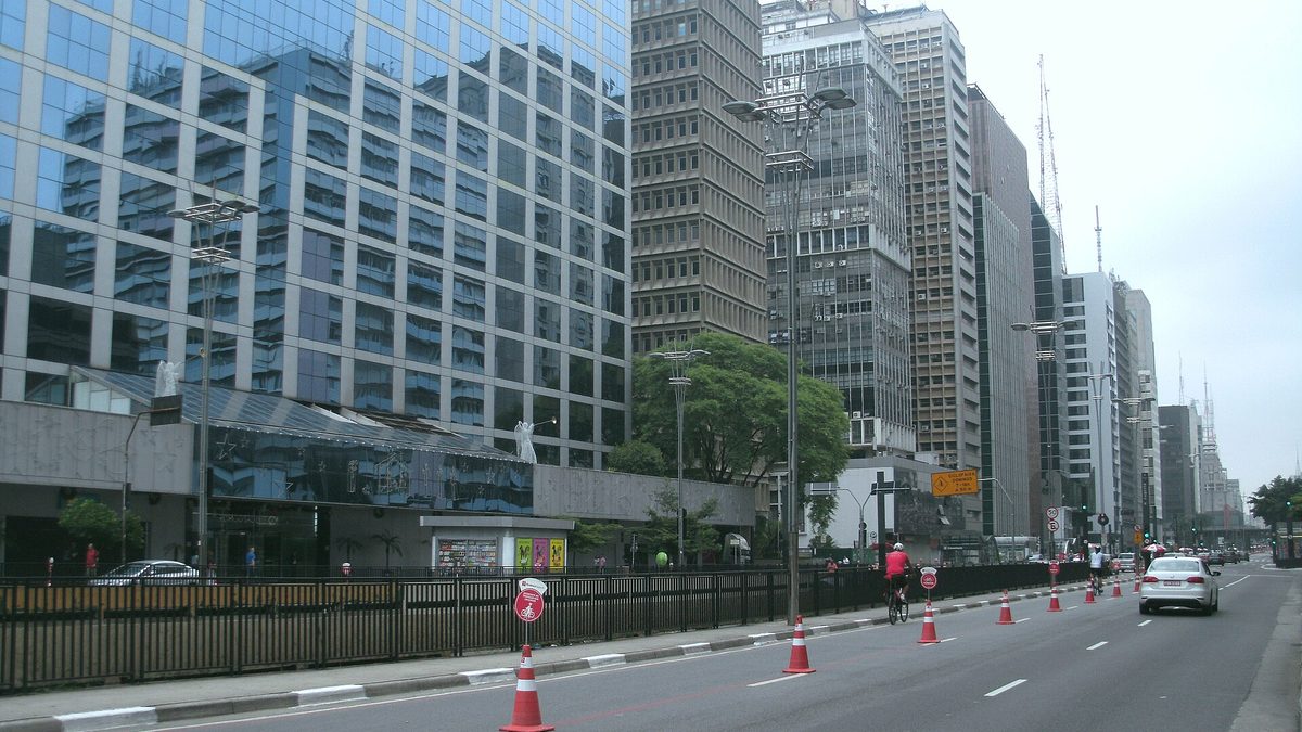 Prédios de escritórios ao longo da avenida Paulista, em São Paulo, em dia nublado