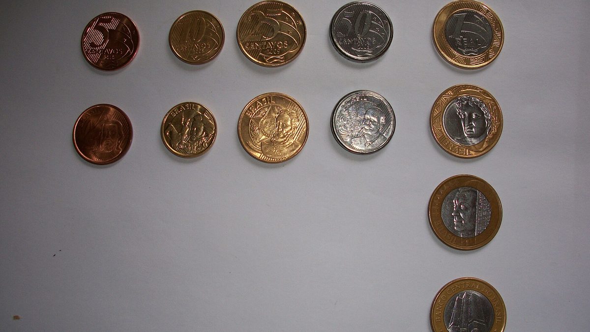 Moedas de real de 5 centavos a 1 real, dos dois lados, sobre fundo branco