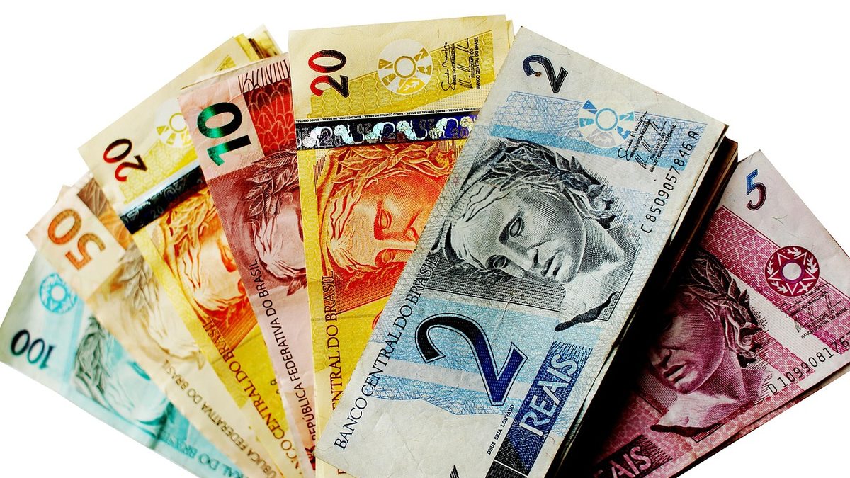 Cédulas de real de 2 a 100 reais abertas em leque
