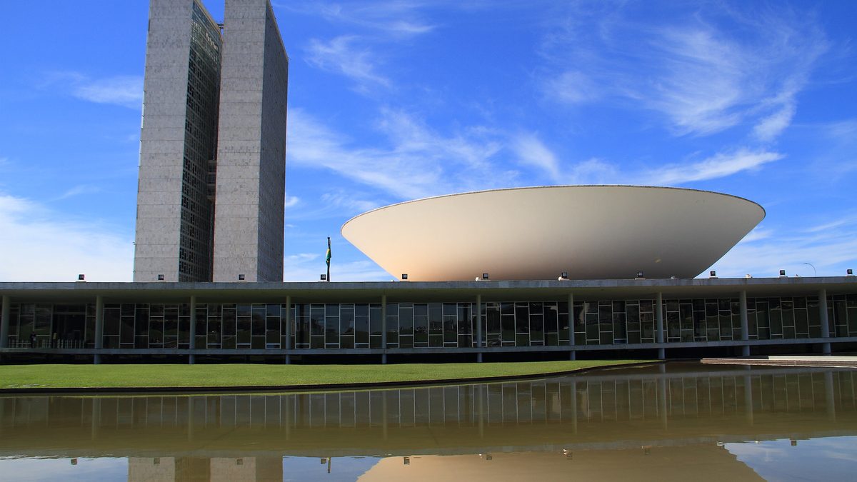 Cúpula côncava da Câmara dos Deputados e torres do Congresso Nacional, em Brasília