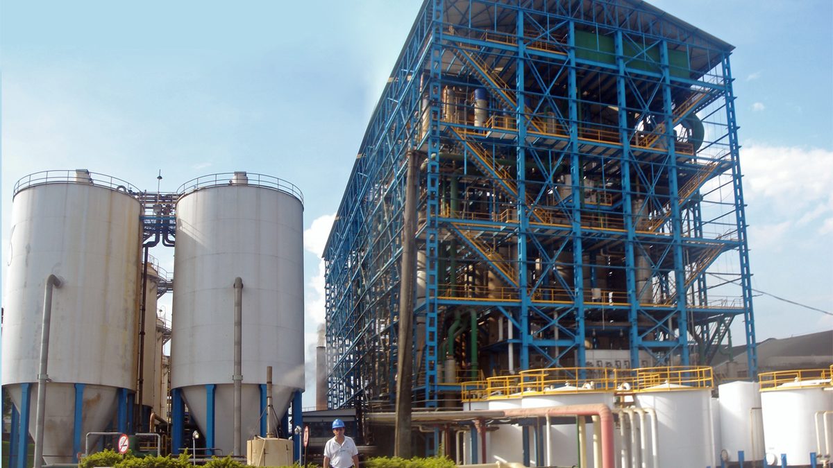 Destilaria de etanol e tanques da usina Costa Pinto, em Piracicaba (SP)