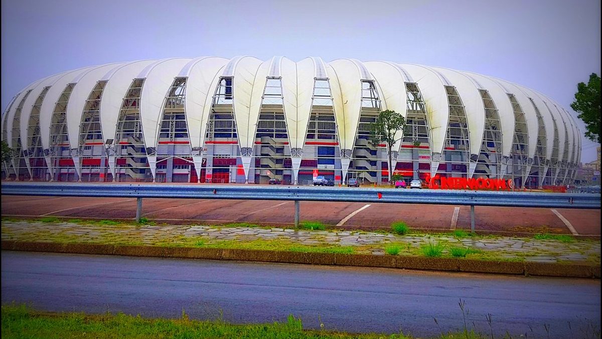 Fachada branca do estádio Beira-Rio em dia nublado, em Porto Alegre
