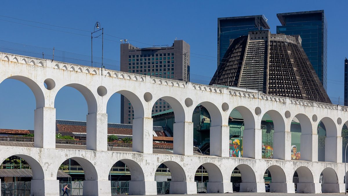 Arcos da Lapa e a Catedral Metropolitana sob céu azul, no Centro do Rio de Janeiro