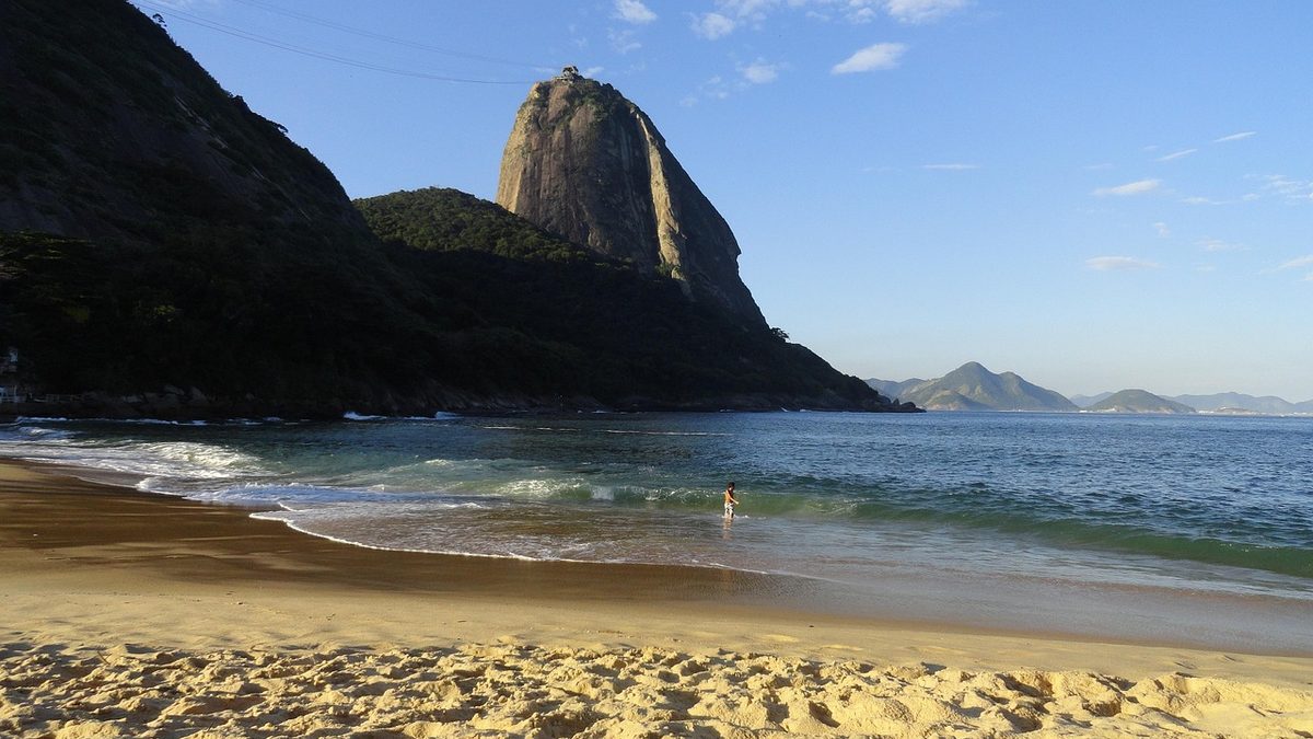 Praia Vermelha de mar calmo, com o Pão de Açúcar ao fundo, na Urca