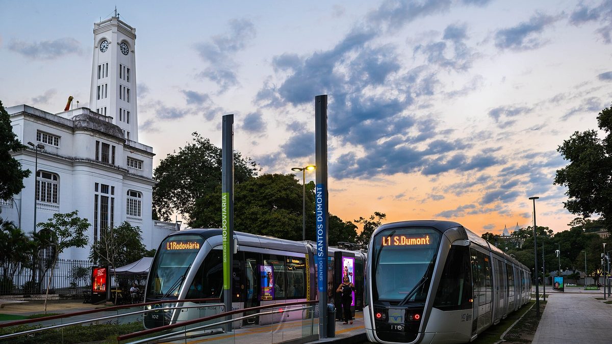 Composições do VLT param na parada dos Museus, na Praça Mauá, no Centro do Rio, ao entardecer