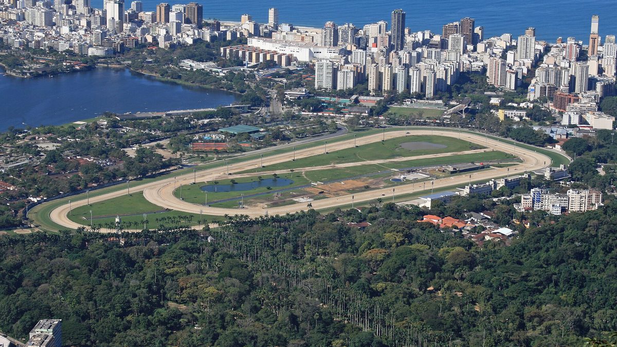 Vista aérea do Hipódromo da Gávea, entre a Lagoa Rodrigo de Freitas e o Leblon, no Rio de Janeiro