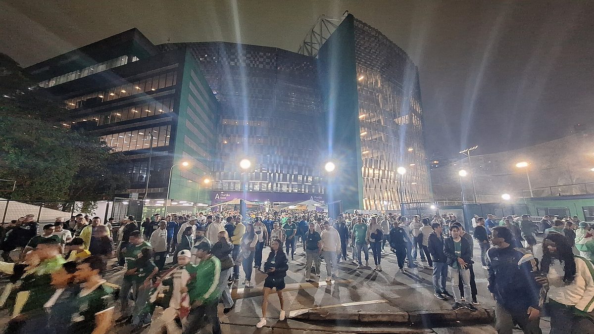 Público na Rua Palestra Itália, em frente ao estádio do Palmeiras, à noite, em São Paulo