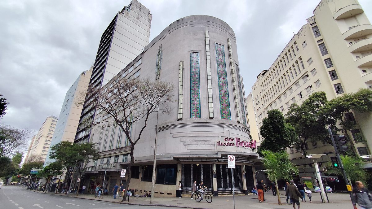 Fachada curva do Cine Theatro Brasil, na Praça Sete, no Centro de Belo Horizonte