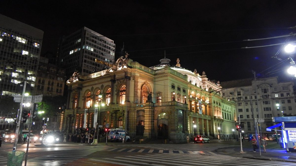 Fachada iluminada do Theatro Municipal de São Paulo à noite, no Centro