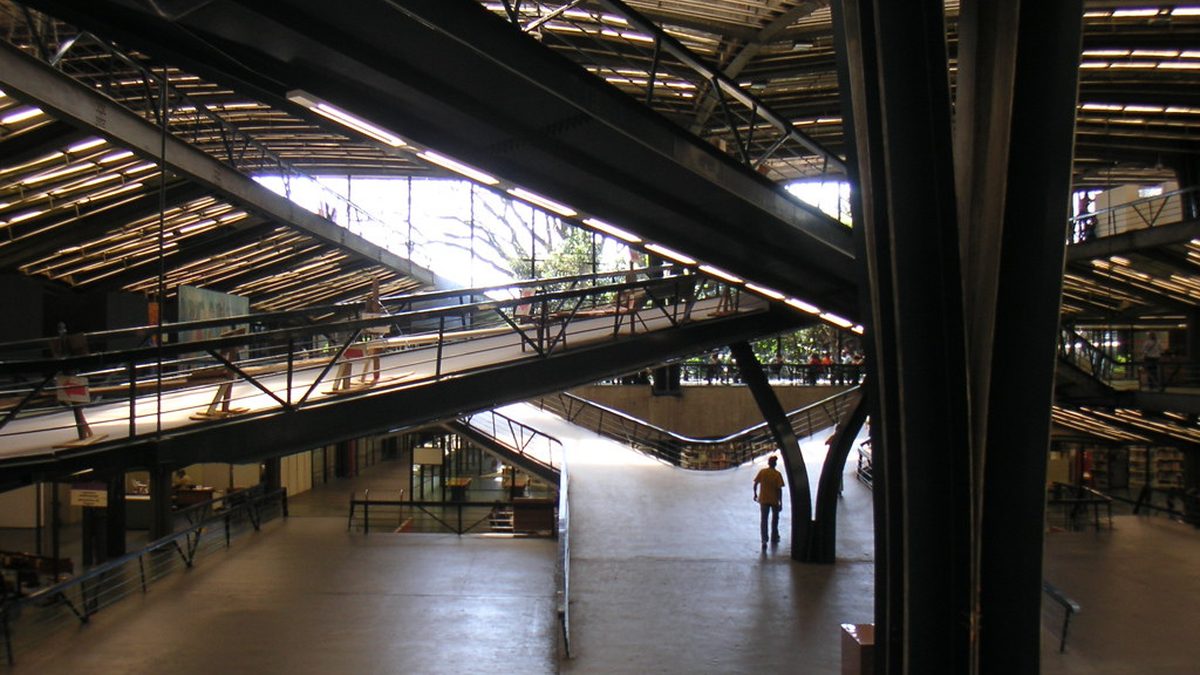 Salão do Centro Cultural São Paulo, com estrutura metálica e rampas, na Liberdade