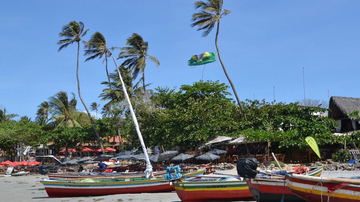 Barcos de pesca coloridos na areia da praia de Jericoacoara, no Ceará
