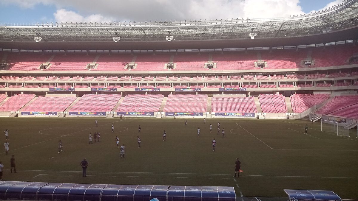 Arquibancadas vermelhas e gramado da Arena de Pernambuco, em São Lourenço da Mata