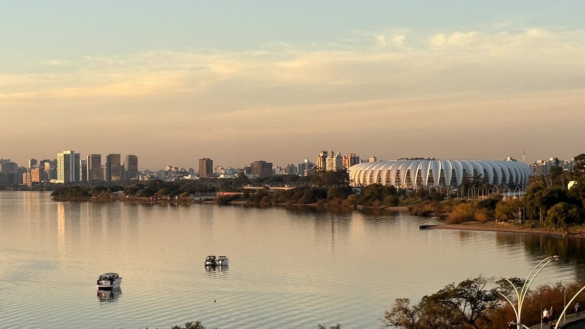 Estádio Beira-Rio às margens do Guaíba ao entardecer, em Porto Alegre
