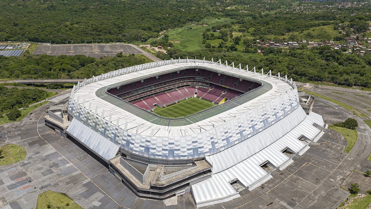 Vista aérea da Arena de Pernambuco, em São Lourenço da Mata, cercada de vegetação