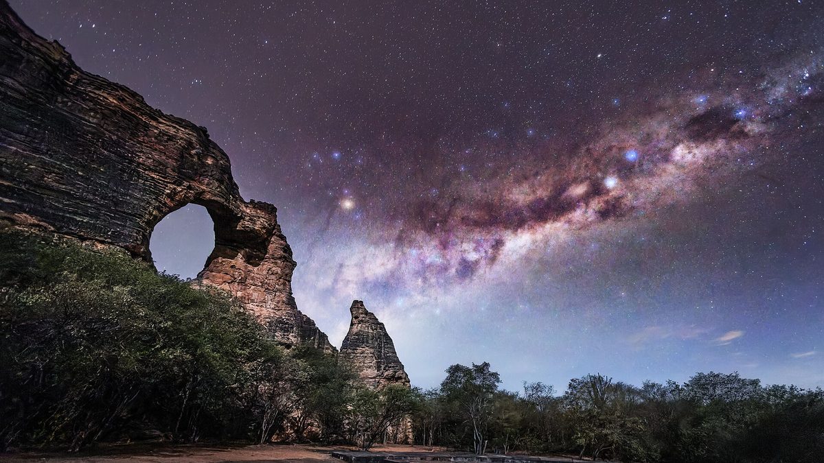 Pedra Furada sob o céu estrelado e a Via Láctea, no Parque Nacional da Serra da Capivara