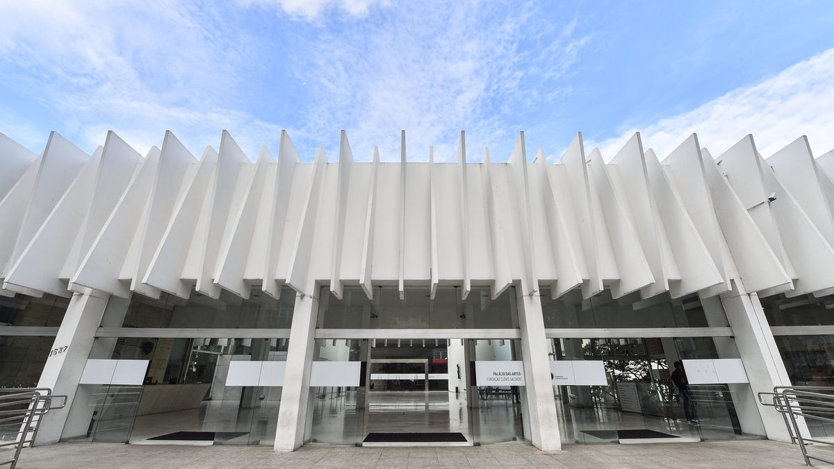 Fachada branca do Palácio das Artes, na Avenida Afonso Pena, em Belo Horizonte
