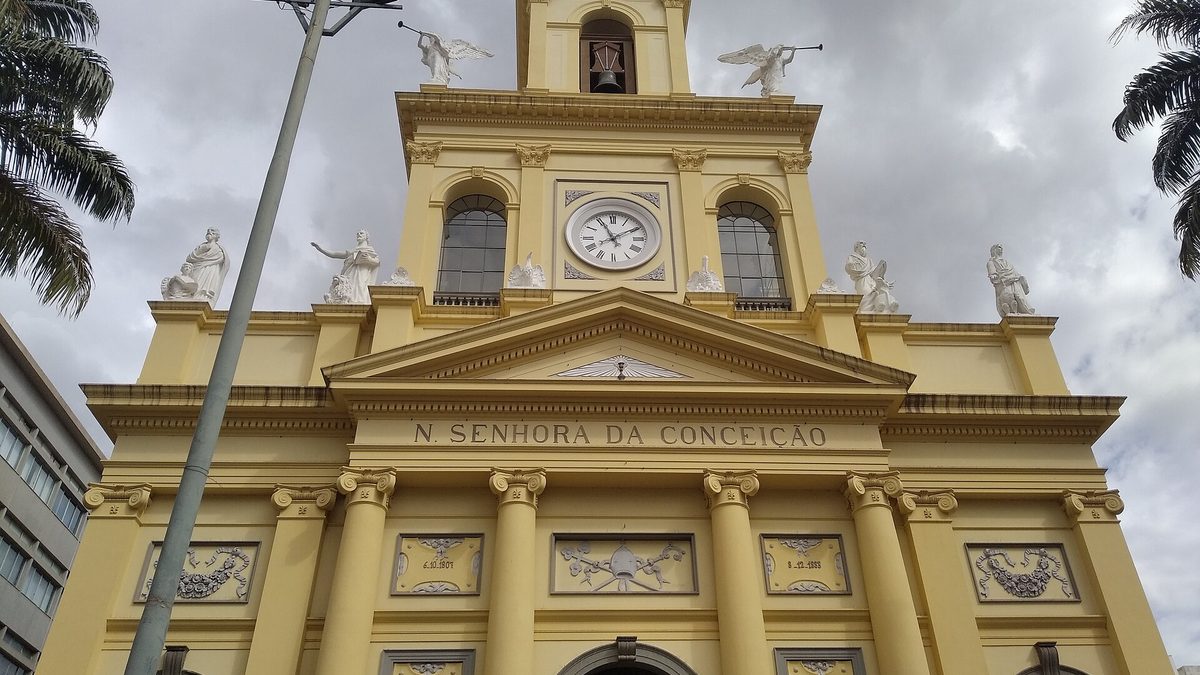Fachada amarela da Catedral Metropolitana de Campinas, no Centro