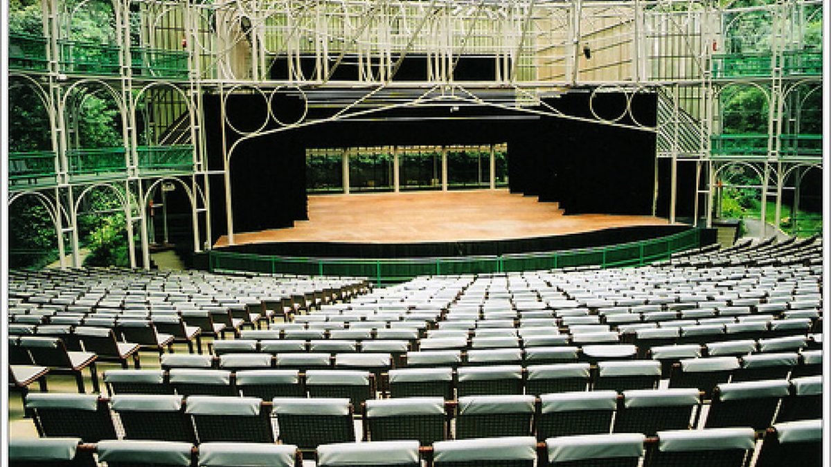 Palco e plateia da Ópera de Arame, com estrutura de tubos de aço, em Curitiba