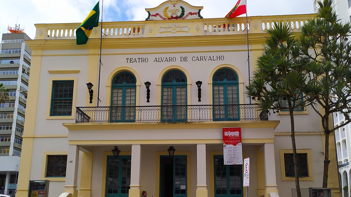Fachada amarela do Teatro Álvaro de Carvalho, no Centro de Florianópolis