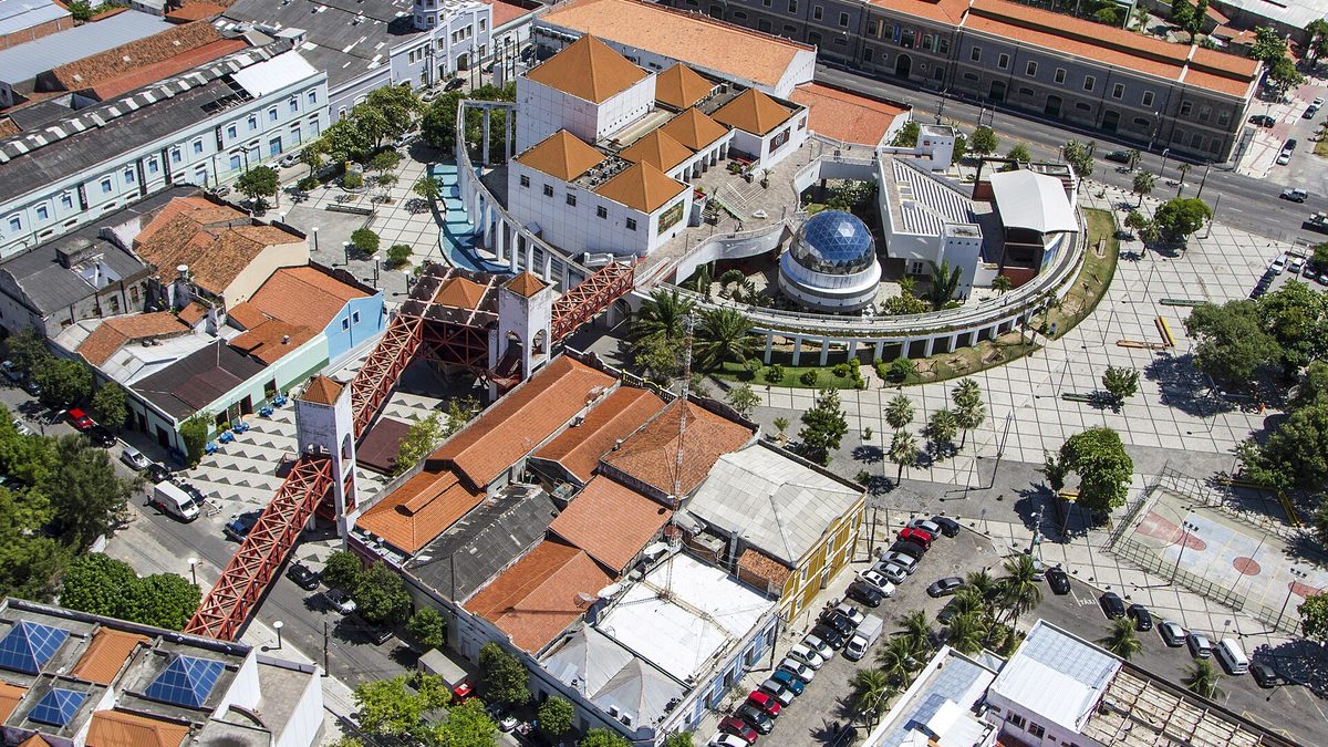 Vista aérea do Centro Dragão do Mar, com a cúpula do Planetário, na Praia de Iracema, em Fortaleza