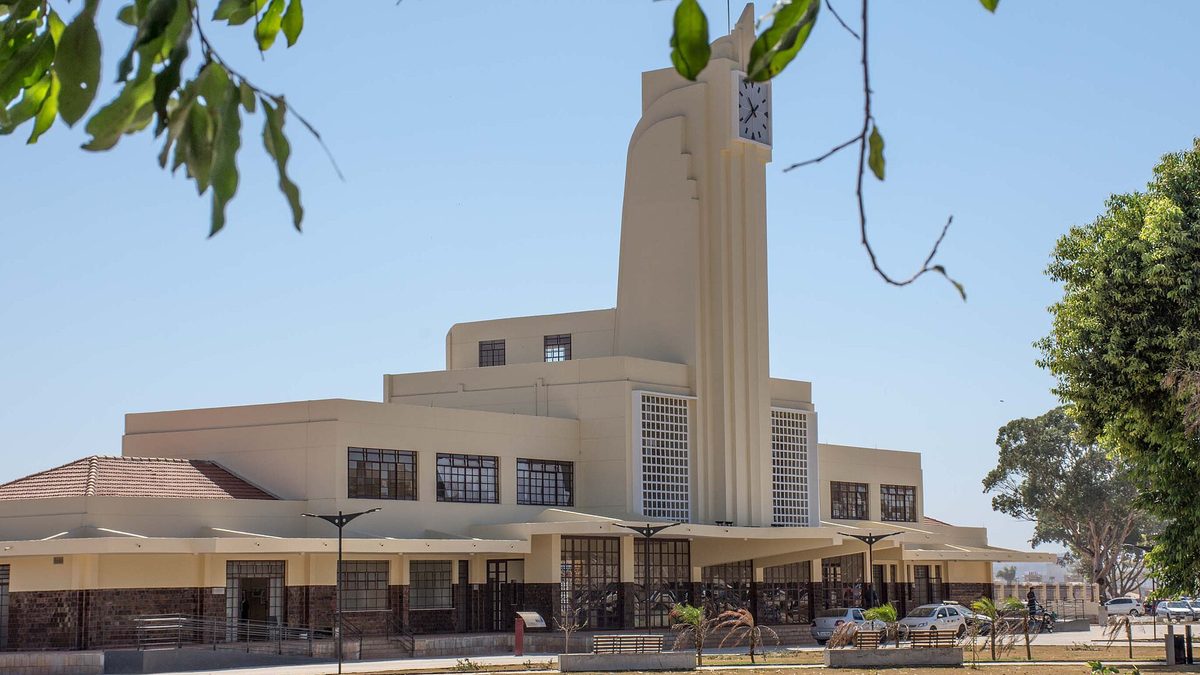 Fachada art déco da antiga Estação Ferroviária de Goiânia, com a torre do relógio