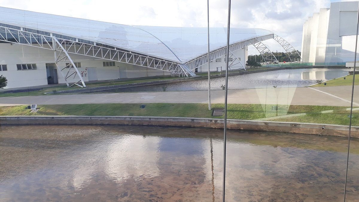 Pavilhão de Feiras do Centro de Convenções de João Pessoa diante de espelho d’água, no Polo Turístico Cabo Branco
