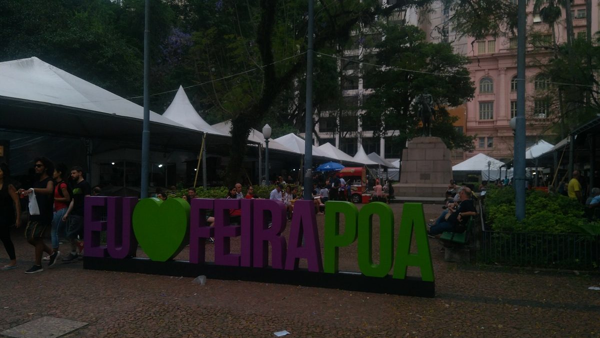 Letreiro Eu amo Feira POA diante das tendas da Feira do Livro na Praça da Alfândega, em Porto Alegre