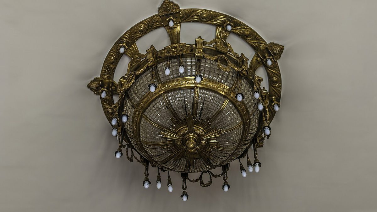 Lustre de bronze e cristal preso ao teto do Theatro Municipal de São Paulo