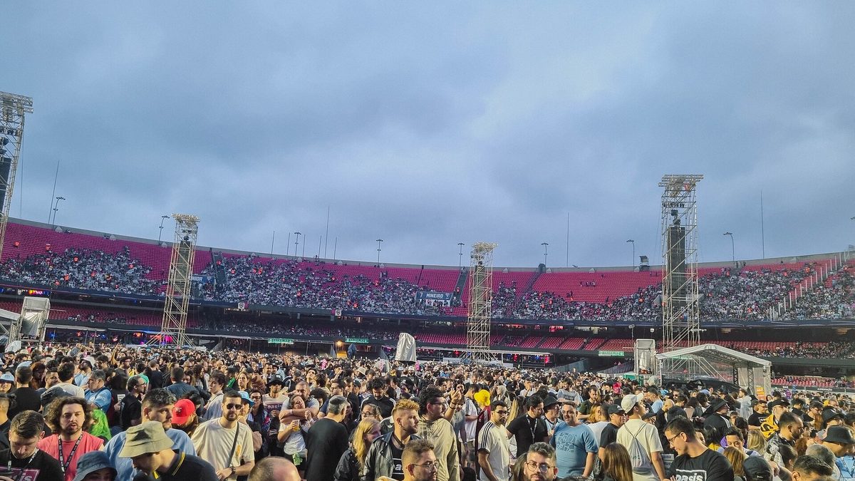 Público no gramado do MorumBIS antes de um show, em São Paulo