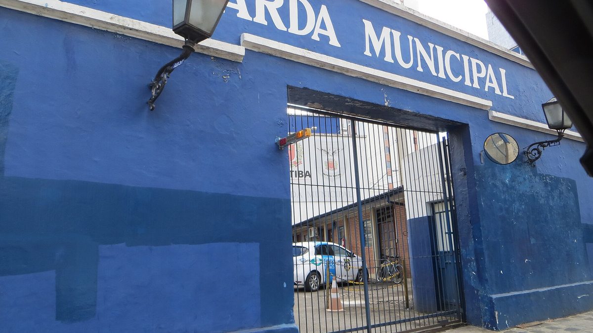 Portão azul com letreiro da Guarda Municipal de Curitiba