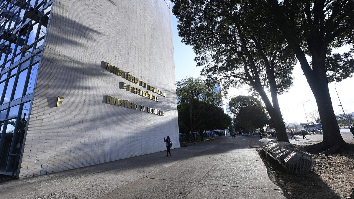 Fachada do Bloco F da Esplanada dos Ministérios, em Brasília, com o nome da pasta do Trabalho